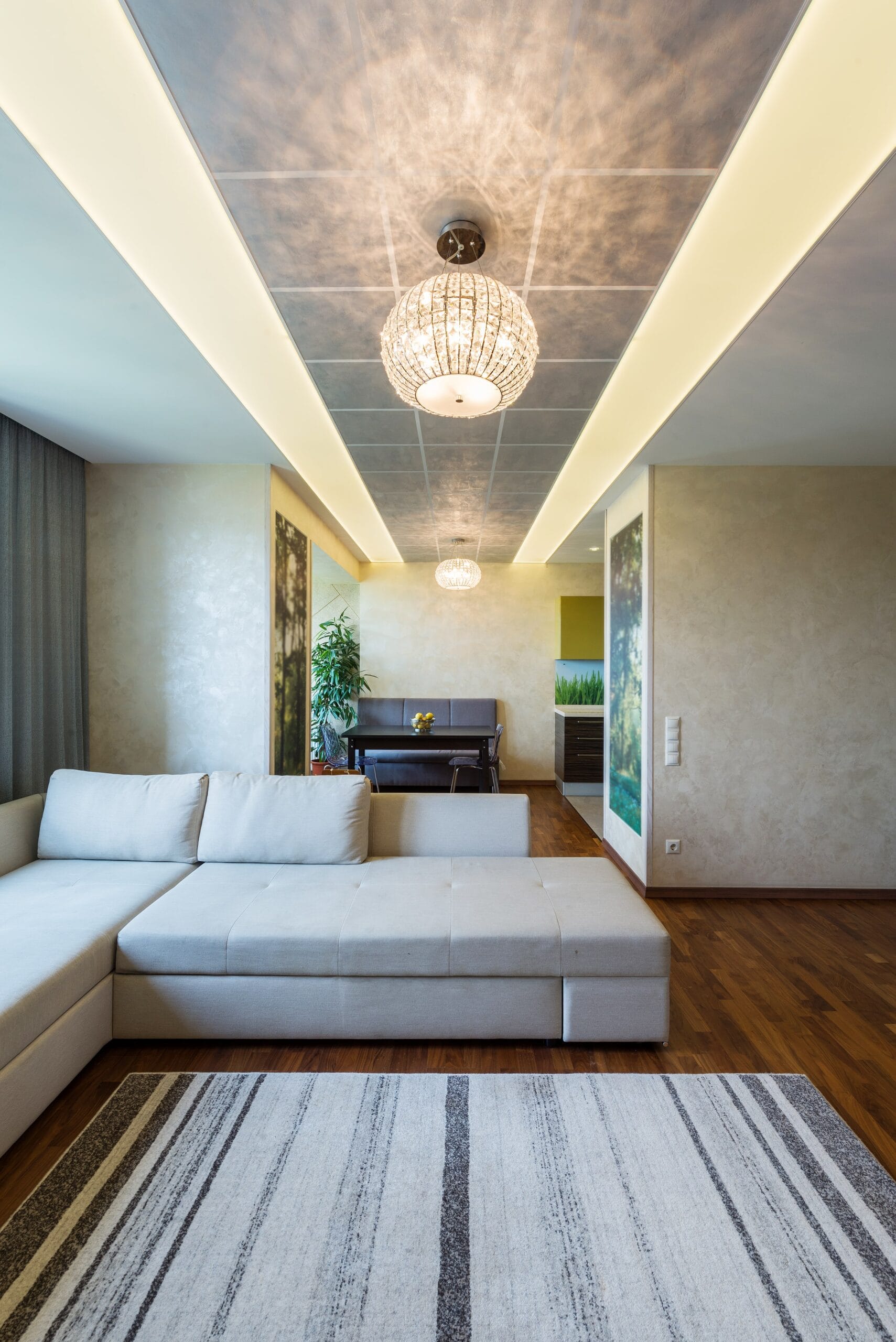 Napínací strop s dizajnovou sivou fototlačou v obývačke moderného bytu