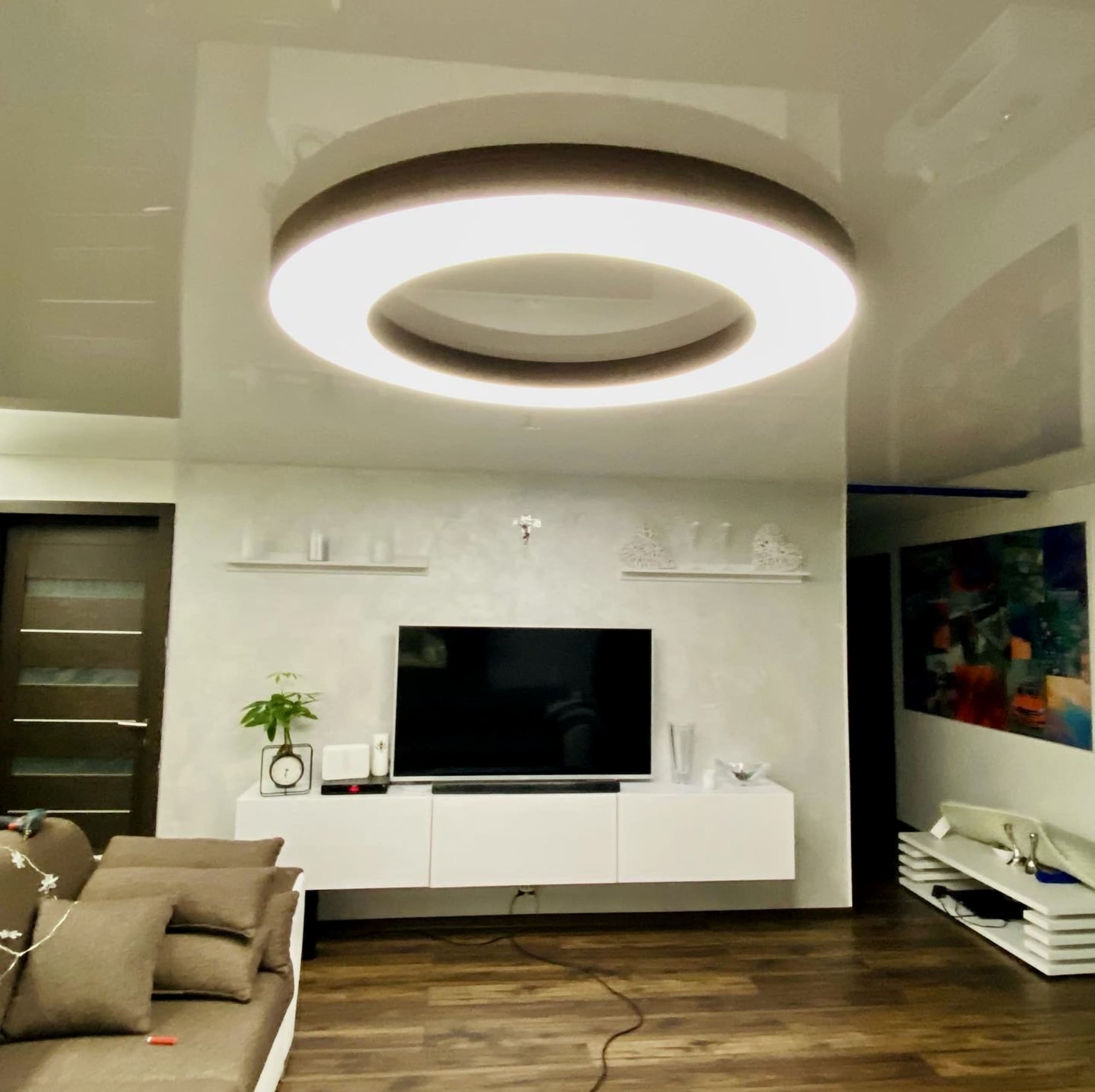 Moderné stropné LED svietidlo Orb s kruhovým dizajnom v obývačke