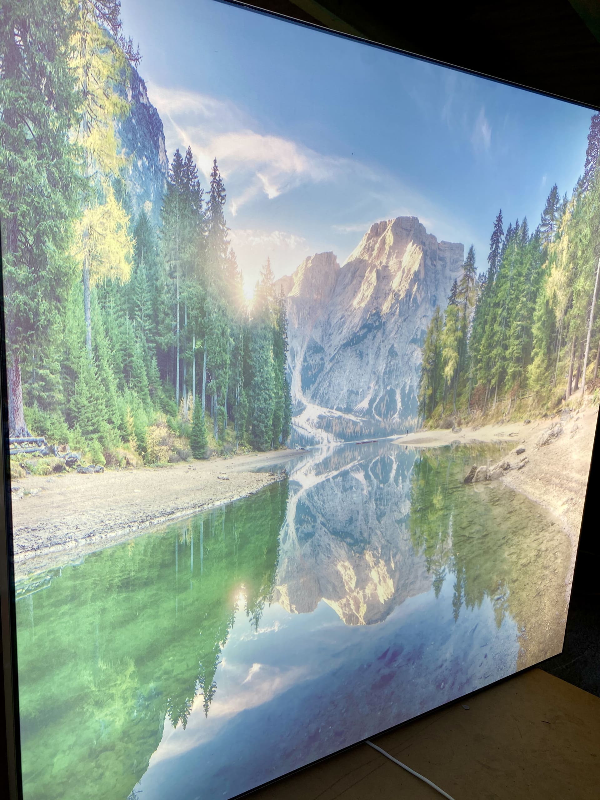 Interiérový svetelný obraz s farebným prírodným motívom rieky, lesa a hôr