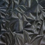 Vzor a povrch čiernej textúrovanej fólie určenej na napínacie stropy