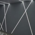 Lineárne osvetlenie na sivej stene v modernom interiéri