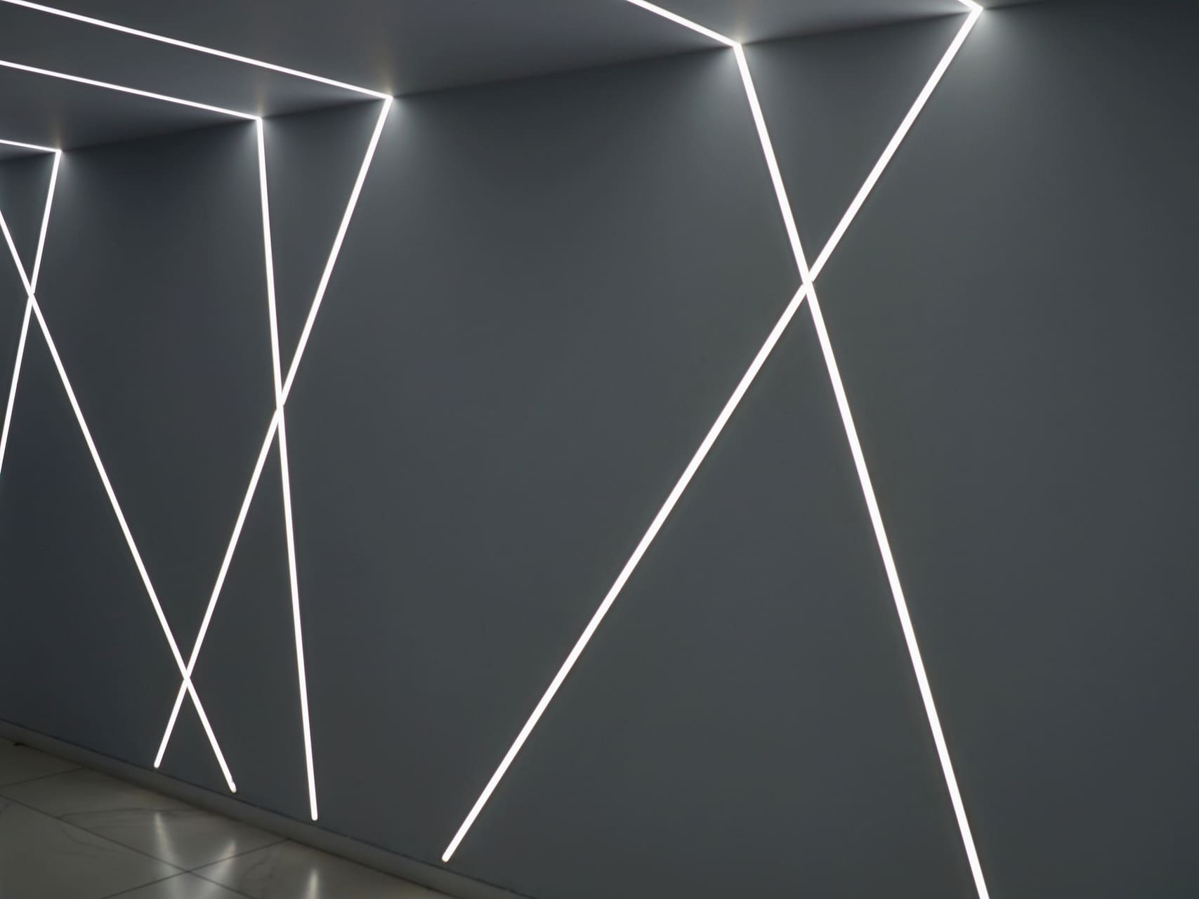 Detail lineárneho LED osvetlenia na sivej stene