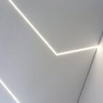 Moderné lineárne osvetlenie na napínacom strope