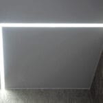 Moderné LED lineárne osvetlenie integrované v stene, vytvárajúce ambientné osvetlenie