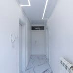 Detail stropného LED osvetlenia s lineárnym dizajnom v chodbe