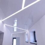 Elegantné a úsporné LED lineárne osvetlenie v hlavnej chodbe