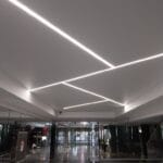 Dekoratívne LED lineárne osvetlenie v modernej chodbe administratívnej budovy