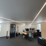Moderný kancelársky priestor s lineárnym LED osvetlením