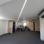 Lineárne LED osvetlenie v moderných kancelárskych priestoroch