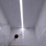 Dekoratívne lineárne LED osvetlenie v kúpeľni rodinného domu