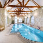 Aplikovaná matná biela fólia medzi krovom nad bazénom