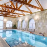 Biela matná fólia vo welness centre, aplikovaná medzi krovy