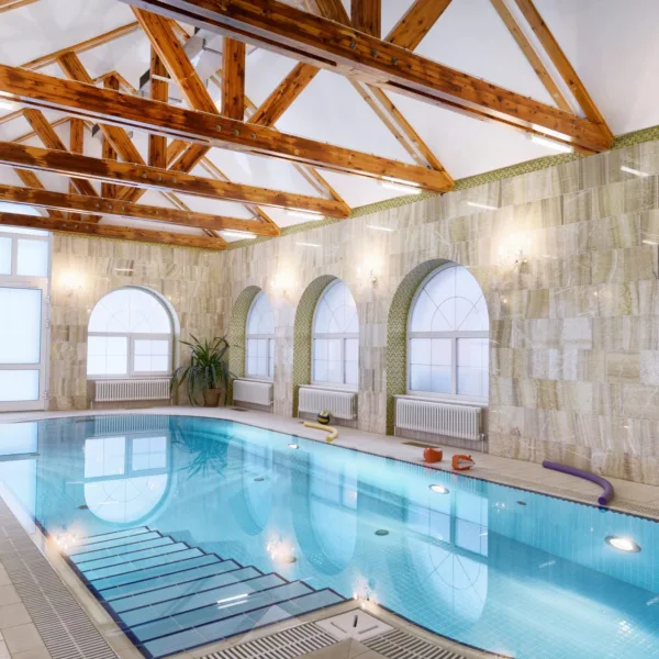 Biela matná fólia vo welness centre, aplikovaná medzi krovy