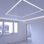 Napínací strop v bielom, matnom dizajne kombinovaný s obvodovým LED osvetlením