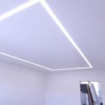 Detail obvodového stropného LED osvetlenia v napínanom strope v bielom, matnom prevedení