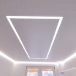 Napínaný strop v matnom, bielom prevedení v kombinácii s obvodovým LED osvetlením