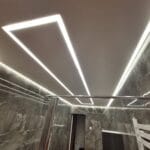 Matná biela fólia s led osvetlením v kombinácii s obvodovým osvetlením v kúpeľni