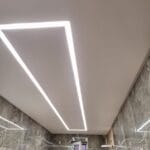 Matná biela fólia s LED osvetlením v kúpeľni