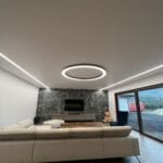 Matná biela fólia s lineárnym osvetlením v kombinácii so stropným svietidlom