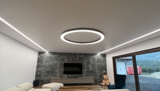 Matná biela fólia s lineárnym osvetlením v kombinácii so stropným svietidlom