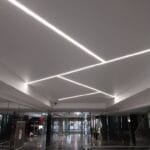 Lineárne osvetlenie inštalované v bielom, matnom napínacom strope