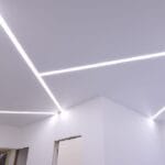 Detail podhľadu s lineárnym osvetlením inštalovaným v napínacom strope v bielom, matnom dizajne