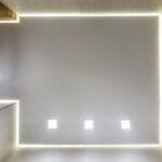 Matná biela fólia inštalovaná v kúpeľni s obvodovým LED osvetlením v kombinácii s bodovým osvetlením