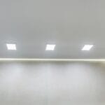 Napínací strop - matný, biely v kombinácii s bodovým a obvodovým osvetlením