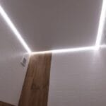 Elegantný napínací strop s matnou, bielou fóliou a LED pásom po okrajoch
