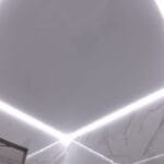 Moderný interiérový napínací strop s matným, bielym povrchom a LED obvodovým osvetlením