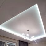 Luxusný napínaný strop v bielej farbe s obvodovým osvetlením a dizajnovým stropným svietidlom