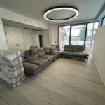 Dizajnový napínací strop s matnou bielou fóliou a dominantným stropným svietidlom ORB