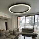 Modrený obývací priestor s napínaným stropom v matnom, bielom prevedení s dominantným LED stropným svietidlom ORB