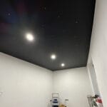 Matná čierna fólia s hviezdnou oblohou v kombinácii s bodovým osvetlením