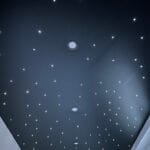 Detail napínacieho stropu v matnom čiernom prevedení s efektom hviezdnej oblohy v kombinácii s bodovým osvetlením