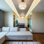 Napínací strop s fototlačou v sivom prevedení s dizajnovým lustrom v obývačke