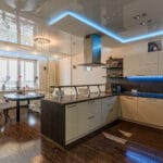 Reflexná biela fólia so stropným lustrom a bodovým LED osvetlením_16