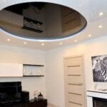 Reflexná čierna fólia v kombinácii s bielou saténovou fóliou s bodovými svetlami_14