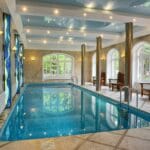 Moderný napínací strop s LED podsvietením nad bazénom