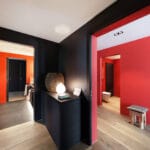 Elegantný moderný interiér s inštalovaným saténovým stropom v prevedení matná biela