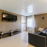 Elegantný biely strop v saténovej úprave v modernom interiéri