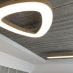 Stropné svietidlo 3Play v dizajnovom drevenom dekore v industriálnom interiéry