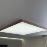 LED stropné svietidlo v hranatom tvare s moderným minimalistickým dizajnom