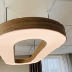 Stropné svietidlo Magnum v elegantnom drevenom dekore s teplým svetlom