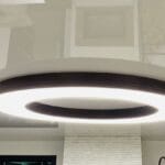 Detail stropného svietidla ORB osadeného v lesklom napínacom strope v modernom interiéri