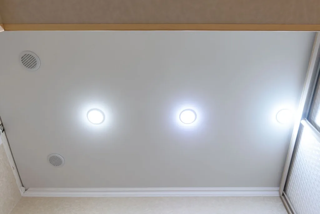 Jednoduchý biely matný napínací strop s LED bodovým osvetlením