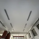 Matný biely napínací strop s inštalovaným LED trubicovým osvetlením