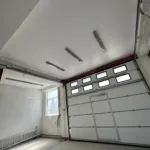 Biely napínaný strop v matnom prevedení v kombinácii s trubicovými LED svietidlami