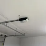 Biely napínací strop s matným finišom inštalovaným nad garážovou bránou