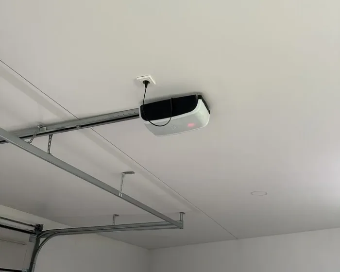 Biely napínací strop s matným finišom inštalovaným nad garážovou bránou